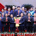 Ủy viên Bộ Chính trị, Trưởng Ban Tuyên giáo và Dân vận Trung ương Nguyễn Trọng Nghĩa (thứ 4 từ phải sang) trao quyết định và tặng hoa chúc mừng tân Bí thư Tỉnh ủy Gia Lai Thái Đại Ngọc