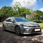 Toyota Camry HEV là mẫu sedan cỡ D duy nhất sử dụng động cơ xăng lai điện
