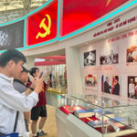 Không gian Triển lãm “Văn phòng Chính phủ - 80 năm đồng hành cùng dân tộc” đã thu hút sự quan tâm của đông đảo đại biểu và khách tham quan