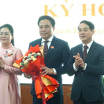 Bí thư Tỉnh ủy Khánh Hòa Nghiêm Xuân Thành tặng hoa chúc mừng tân Chủ tịch UBND tỉnh Nguyễn Khắc Toàn (ở giữa)