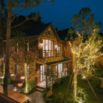 Biệt thự có tổng cộng bảy phòng ngủ, một phòng khách rộng rãi và khu bếp riêng biệt. Không gian được thiết kế mở, hướng đến sự thoải mái và gần gũi