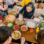 Người dân địa phương thưởng thức ẩm thực đường phố