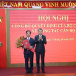 Ông Lê Minh Hưng trao quyết định của Bộ Chính trị cho ông Nguyễn Văn Phương