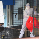 Một nhân viên y tế đang xử lý chất thải nguy hại từ trung tâm cách ly virus Nipah tại một bệnh viện ở Kozhikode, thuộc bang Kerala phía nam Ấn Độ. Ảnh: AFP/Getty Images