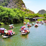 Giá vé máy bay "hạ nhiệt", du lịch nội địa ảm đạm do mưa bão và thói quen