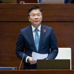  Phó Thủ tướng Chính phủ Lê Thành Long thay mặt Chính phủ giải trình trước Quốc hội 