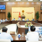 Các Ủy viên Ủy ban Thường vụ Quốc hội biểu quyết thông qua Nghị quyết