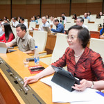 Đại biểu Quốc hội bấm nút thông qua luật Cán bộ, công chức sửa đổi