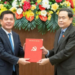 Chủ tịch Quốc hội Trần Thanh Mẫn trao quyết định cho ông Nguyễn Hồng Diên