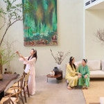 Chiều 11/2, diễn viên Midu chia sẻ hình ảnh biệt thự được phủ kín sắc xuân với đào, mộc lan và tuyết mai khoe sắc. Không gian sống đã được cô hoàn tất trang hoàng, sẵn sàng chào đón một mùa Tết rực rỡ và an lành