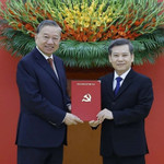 Tổng Bí thư Tô Lâm đã trao quyết định, tặng hoa chúc mừng ông Lê Minh Trí được bổ nhiệm làm Phó trưởng ban thường trực Ban Nội chính Trung ương