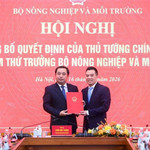 Bộ trưởng Trần Đức Thắng trao Quyết định của Thủ tướng bổ nhiệm ông Đặng Ngọc Điệp giữ chức Thứ trưởng Bộ Nông nghiệp và Môi trường