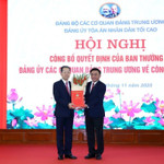Ông Trần Cẩm Tú trao quyết định chỉ định Bí thư Đảng ủy Tòa án nhân dân Tối cao nhiệm kỳ 2025-2030 cho ông Nguyễn Văn Quảng