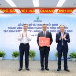 Bộ trưởng Bộ Tài chính Ngô Văn Tuấn và Chủ tịch Petrovietnam Lê Ngọc Sơn trao quyết định cho ông Lê Mạnh Cường