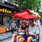 Du khách trải nghiệm xích lô tại Hà Nội