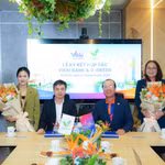 Đại diện V-Green và Vikki Bank tại lễ ký hợp tác