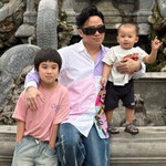 Ca sĩ Tùng Dương cùng hai con trai Voi và Sóc