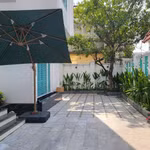 Căn nhà được thiết kế hiện đại với tone xanh - trắng bắt mắt. Chỉ nhìn bên ngoài, nhiều người đã phải trầm trồ về độ hoành tráng của căn nhà