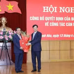 Ông Nguyễn Duy Ngọc, Ủy viên Bộ Chính trị, Bí thư Trung ương Đảng, Trưởng Ban Tổ chức Trung ương trao quyết định của Bộ Chính trị cho ông Lê Đức Thái giữ chức Bí thư Tỉnh ủy Thanh Hóa