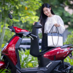 Xe được trang bị pin Lithium-ion dung lượng 30,6 Ah đặt ở sàn để chân, cho tầm hoạt động 50km/lần sạc và đạt chuẩn chống nước IP67. Thời gian sạc pin từ 0-100% là gần 7,5 tiếng. Có 2 cách sạc pin là cách cắm trực tiếp vào cổng sạc trên xe hoặc tháo rời pin để sạc.
