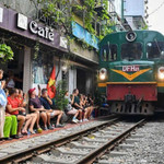 Phố cafe đường tàu Hà Nội sắp…ế khách?