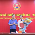 Phó Viện trưởng Viện Kiểm sát Nhân dân Tối cao Trần Hải Quân trao quyết định tiếp nhận và bổ nhiệm nhà báo Nguyễn Mạnh Hưng, Ủy viên Hội đồng biên tập Cơ quan Báo và Phát thanh, Truyền hình Hà Nội giữ chức vụ Phó Tổng Biên tập Báo Bảo vệ Pháp luật