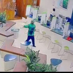 Hai tên cướp đội mũ bảo hiểm, bịt kín mặt đã cướp khoảng 1,8 tỷ đồng của ngân hàng