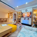 Phòng khách của căn hộ rộng rãi và ấm cúng