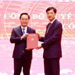 Bí thư Thành ủy Hà Nội Nguyễn Duy Ngọc trao Quyết định của Bộ Chính trị cho ông Nguyễn Đức Trung