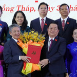 Ông Ngô Chí Cường (trái) nhận các quyết định của Bộ Chính trị