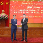 Ông Nguyễn Quang Dương, Ủy viên Trung ương Đảng, Phó trưởng ban Ban Tổ chức Trung ương trao Quyết định cho ông Bùi Văn Khắng
