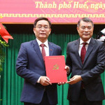 Trưởng ban Tổ chức Trung ương Lê Minh Hưng trao quyết định của Bộ Chính trị chỉ định ông Nguyễn Đình Trung giữ chức Bí thư Thành ủy Huế nhiệm kỳ 2025-2030