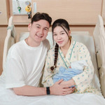 Vào tháng 2/2025, thủ môn Đặng Văn Lâm và vợ Yến Xuân chính thức chào đón cậu con trai đầu lòng