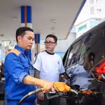 Giá xăng, dầu đồng loạt tăng, E10 RON 95 tăng 550 đồng/lít