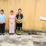 Đối tượng Trần Tiễn Như Nghi mặc áo màu xanh, đối tượng Nguyễn Thị Liên mặc áo màu hồng (chủ tiệm vàng Ngọc Tâm), đối tượng Hoàng Thị Thanh Nga mặc áo màu đen hoa vàng (chủ tiệm vàng Ngọc Châu Âu)