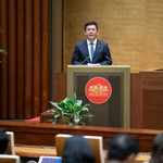 Bộ trưởng Bộ Công Thương Nguyễn Hồng Diên thừa uỷ quyền của Thủ tướng Chính phủ trình bày Tờ trình dự án Luật Thương mại điện tử