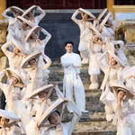 Qua MV "Công Tử Văn Thơ", vẻ đẹp cung đình Huế hiện lên vừa gần gũi vừa mới mẻ với thế hệ khán giả trẻ.