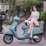 Cô nàng Gen Z khoe dáng đầy sức sống bên Vespa GTS 80th