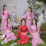 Mẹ của Hòa Minzy tươi tắn chụp ảnh cùng các con gái