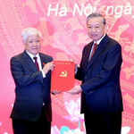 Tổng Bí thư Tô Lâm trao quyết định cho ông Đỗ Văn Chiến