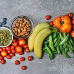 Thực phẩm từ thiên nhiên như rau xanh, quả mọng, nấm và các loại đậu mang lại lợi ích lớn trong việc bảo vệ cơ thể khỏi ung thư