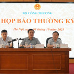 Thứ trưởng Nguyễn Sinh Nhật Tân (giữa) thông tin tại họp báo
