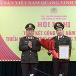 Thừa ủy quyền của lãnh đạo Bộ Công an, Thiếu tướng Đỗ Triệu Phong trao Quyết định về việc phân công Đại tá Nguyễn Thanh Bình giữ chức vụ Tổng Biên tập Báo Công an nhân dân