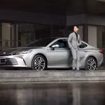 Toyota Camry Hybrid giảm giá 140 triệu đồng