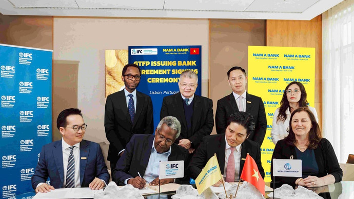 Ông Trần Khải Hoàn, Thành viên Hội đồng quản trị kiêm quyền Tổng giám đốc Nam A Bank và đại diện lãnh đạo cấp cao IFC ký kết hợp tác