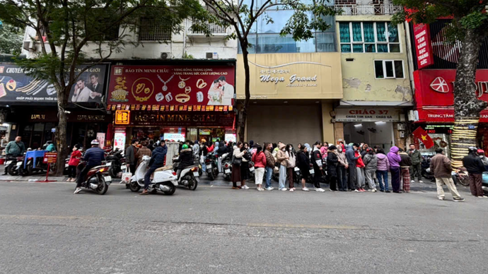 Người dân đổ xô mua vàng đầu năm, doanh nghiệp thông báo "không còn để bán"