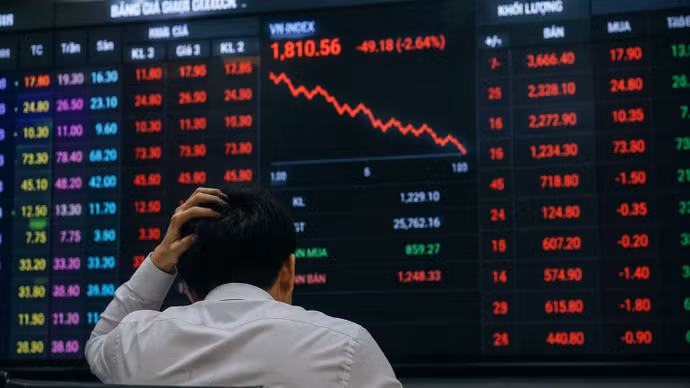 Chứng khoán đi giữa vùng nhiễu động, nhà đầu tư nên hành động ra sao?