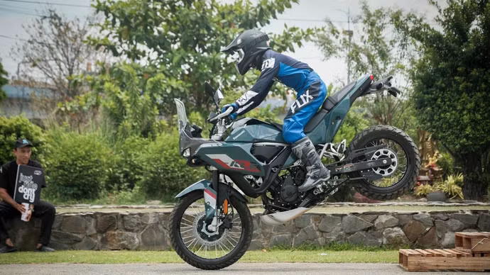 KLE500 có thể vận hành mượt mà khi di chuyển trong phố hằng ngày, vừa thích hợp trong những chuyến đi phượt