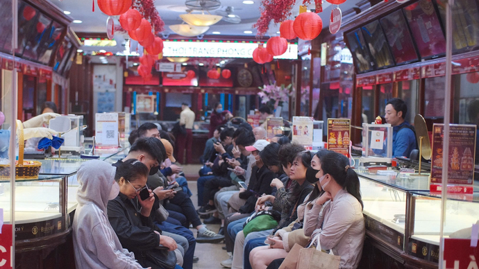 Sát ngày vía Thần tài, dòng người đội mưa “săn” vàng từ tờ mờ sáng 