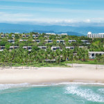 JW Marriott Cam Ranh Bay Resort & Spa nằm nép mình trên Bãi Dài, bên bờ vịnh Cam Ranh, một trong những vịnh biển tự nhiên nguyên sơ đẹp nhất thế giới